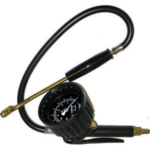 PISTOLE DI GONFIAGGIO Per pressioni da 0-25 bar (Atm). Suddivisione 1/5. Adatto anche per gonfiaggi con AZOTO.<br>Tubo di gomma con testina gonfiaggio prolungata. <br>Attacco ad innesto rapido per rubinetti (Art. 3480 GA-B-C/3480 GP-R-S-). hand tyre inflator and pressure gauges 3458GB 1