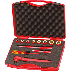UTENSILI ISOLATI SECONDO LE NORME VDE Composto di 12 utensili:<br>8 bussole esagonali Art. 353 GP mm 10-12-13-14-17-19-22-24<br>1 leva a cricco Art. 353 GL mm 270<br>2 prolunghe Art. 353 GM mm 125-250<br>1 giravite a taglio Art. 353 GS mm 5,5<br>In robusta cassetta PVC. insulated and officially controlled tools under voltage-VDE 354GR