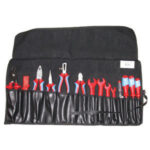 UTENSILI ISOLATI SECONDO LE NORME VDE Composto di 16 utensili:<br>1 borsa Art. 2076 GD<br>1 pinza Art. 352 GM x 180<br>1 pinza Art. 352 GD x 160<br>1 pinza Art. 352 GP<br>1 tronchese Art. 352 GS x 160<br>1 tagliacavi Art. 356 GA<br>1 coltello Art. 353 GV<br>4 chiavi Art. 353 GB x 10-13-17-19<br>2 giraviti Art. 353 GS x 3,5-5,5<br>2 giraviti Art. 353 GT x 1-2<br>1 giravite cercafase Art. 1907 GL <br>In borsa arrotolabile. insulated and officially controlled tools under voltage-VDE 354GS