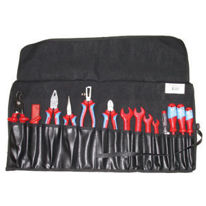UTENSILI ISOLATI SECONDO LE NORME VDE Composto di 16 utensili:<br>1 borsa Art. 2076 GD<br>1 pinza Art. 352 GM x 180<br>1 pinza Art. 352 GD x 160<br>1 pinza Art. 352 GP<br>1 tronchese Art. 352 GS x 160<br>1 tagliacavi Art. 356 GA<br>1 coltello Art. 353 GV<br>4 chiavi Art. 353 GB x 10-13-17-19<br>2 giraviti Art. 353 GS x 3,5-5,5<br>2 giraviti Art. 353 GT x 1-2<br>1 giravite cercafase Art. 1907 GL <br>In borsa arrotolabile. insulated and officially controlled tools under voltage-VDE 354GS
