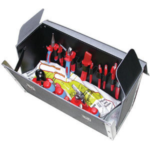 UTENSILI ISOLATI SECONDO LE NORME VDE Composto di 23 utensili:<br>1 borsa Art. 2077 GD 5<br>1 pinza Art. 352 GM x 180<br>1 pinza Art. 352 GD x 160<br>1 pinza Art. 352 GH x 160<br>1 pinza Art. 352 GP<br>1 pinzetta Art. 138 GA<br>1 pinzetta Art. 138 GB<br>1 tronchese Art. 352 GS x 160<br>1 tagliacavi Art. 356 GA<br>1 coltello Art. 353 GV<br>1 pinza Art. 352 GZ<br>5 chiavi Art. 353 GB x 10-13-14-17-19<br>2 giraviti Art. 353 GS x 4-5,5<br>3 giraviti Art. 353 GT x 0-1-2<br>1 giravite cercafase Art. 1907 GL<br>1 paio guanti Art. 357 GE <br>In borsa professionale, con maniglia. insulated and officially controlled tools under voltage-VDE 354GV