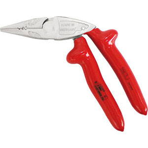 UTENSILI ISOLATI SECONDO LE NORME VDE Con tronchese a taglienti a tempra supplementare per taglio di cavi e conduttori in alluminio e rame. Con funzioni di serra-capicorda e spelafili da mm² 1,5 e 2,5. Possibilità di impiego come pinza-chiave per esagoni fino a mm 18. Becchi lunghi mezzotondi.<br>Esecuzione cromata. insulated and officially controlled tools under voltage-VDE 355GP