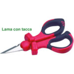 UTENSILI ISOLATI SECONDO LE NORME VDE Lame in acciaio INOX a forte durezza.<br>Impugnature rivestite in materiale bicomponente con estremità aggiuntive sugli anelli per una presa più sicura. Perno a vite protetta. Robusta cerniera. Lama microdentata per una ottimale facilità di taglio.<br>Con tacca troncafili/spelafili. insulated and officially controlled tools under voltage-VDE 356GLE