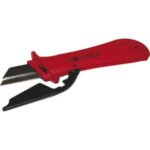 UTENSILI ISOLATI SECONDO LE NORME VDE Robusta lama diritta in acciaio intercambiabile con protezione di sicurezza, adatta per il taglio di cavi.<br>Dorso della lama rivestito. Impugnatura dimensionata per una presa forte e sicura. insulated and officially controlled tools under voltage-VDE 356GRE