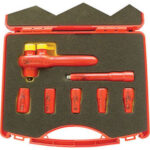 UTENSILI ISOLATI SECONDO LE NORME VDE Composto di 7 utensili:<br>5 bussole esagonali attacco 1/4" Art. 355 GZBL da mm 6-7-8-10-13<br>1 leva a cricco attacco 1/4" Art. 355 GZBE<br>1 prolunga attacco 1/4" Art. 355 GZBF 100<br>In robusta cassetta PVC. insulated and officially controlled tools under voltage-VDE 359E