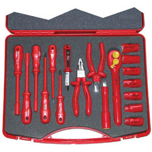 UTENSILI ISOLATI SECONDO LE NORME VDE Composto di 18 utensili:<br>7 bussole esagonali attacco 1/2" da mm 10-11-12-13-14-17-19<br>1 leva a cricco attacco 1/2" Art. 355 GZC mm 240<br>1 prolunga attacco 1/2" da mm 125<br>3 chiavi a bussola con manico Art. 355 GZP mm 6-7-8<br>2 giraviti con punta a taglio mm 100x4-125x5,5<br>1 giravite con punta a croce PH 1<br>1 giravite cercafase Volt 125-250 <br>1 pinza Art. 355 GN 190<br>1 tronchese Art. 355 GT 160<br>In robusta cassetta PVC. insulated and officially controlled tools under voltage-VDE 359G