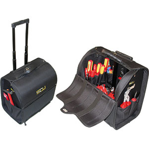 UTENSILI ISOLATI SECONDO LE NORME VDE Composto di 35 utensili:<br>1 borsa trolley Art. 2071 ZT<br>6 chiavi per esagoni int. Art. 355 GZA 3 - 4 - 5 - 6 - 8 - 10<br>4 giraviti con punta piana Art. 1923 GA 75 - 100 - 125 - 150<br>4 giraviti con punta a croce Art. 1923 GE 0 - 1 - 2 - 3<br>1 giravite cercafase Art. 1907 GP<br>1 pinza spelafili Art. 355 GS<br>1 pinza universale Art. 355 GN 190<br>1 pinza a becchi lunghi Art. 355 GE 160<br>1 tronchese Art. 355 GT 180<br>1 forbice Art. 656 R<br>1 custodia per forbice Art. 661 L<br>1 martello Art. 2705 GR 300<br>1 pinza regolabile Art. 355 GV<br>1 coltello Art. 356 GRE<br>1 pinzetta Art. 138 GA<br>1 cesoia tagliacavi Art. 356 GA<br>1 paio di guanti Art. 357 GE<br>1 archetto Art. 357 GT<br>1 chiave per armadi Art. 359 GM<br>1 spelacavi con lama Art. 199 GS<br>1 pinza per capicorda Art. 205 G<br>1 pinza per capicorda Art. 207 G<br>1 flessometro Art. 4141 DA 3<br>1 livella Art. 4165 G<br>In robusta borsa con trolley incorporato.. insulated and officially controlled tools under voltage-VDE 359GE