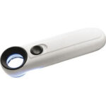 LENTI PER USI TECNICI CON LUCE Luce interna con funzionamento a 3 batterie alcaline tipo AAA (ved. Art. 3600 C), non in dotazione.<br>Ingrandimenti 11x, Ø lente mm 21, lungh. totale mm 120. white lenses with light 3677GB