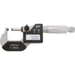 MICROMETRI PER TUBI Tipo digitale,  con protezione IP 65 da getti d'acqua, olii, polveri ecc.<br>Tasto ON/OFF - funzione SET, tasto "ABS" (VALORE ASSOLUTO DI RIFERIMENTO) - conversione mm/poll.<br>Risoluzione display 0,001 mm (0,00005"). Con vite a cricchetto, vite di bloccaggio e guancialetti atermici.<br>Alimentazione con batteria 3 V a bottone CR2032 (ved. Art. 3600 T), in dotazione.<br> tube micrometers 3792PC