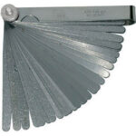 SPESSIMETRI Con 32 lame da mm 0,03-0,04-0,05-0,06-0,07-0,08-0,09-0,10-0,12-0,15-0,18-0,20-0,23-0,25-0,28-0,30-0,32-0,35-0,38-0,40-0,45-0,50-0,55-0,60-0,65-0,70-0,75-0,80-0,85-0,90-0,95-1,00.<br>In acciaio. feeler gauges 3992GE