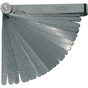 SPESSIMETRI Con 32 lame da mm 0,03-0,04-0,05-0,06-0,07-0,08-0,09-0,10-0,12-0,15-0,18-0,20-0,23-0,25-0,28-0,30-0,32-0,35-0,38-0,40-0,45-0,50-0,55-0,60-0,65-0,70-0,75-0,80-0,85-0,90-0,95-1,00.<br>In acciaio. feeler gauges 3992GE