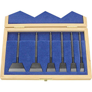 RIGHE A COLTELLO DI ALTA PRECISIONE Fornite in serie INDIVISIBILE di 6 pz. mm 8-12-16-20-30-40.<br>In astuccio di legno. high precision rules 4051G