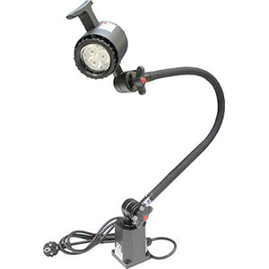 LAMPADE DA LAVORO Testa angolabile a 250°, in alluminio con vetro ad alta resistenza e robusta struttura orientabile in ogni posizione. Cavo elettrico con spina Schuko, integrato nella struttura. Lunghezza braccio cm 68. Potenza 6 W, 100/240 V in AC, con alimentatore nella basetta.<br>Diametro esterno riflettore mm 85. working lamps 4465R