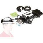 LAMPADE FRONTALI A LED A BATTERIA Tipo RICARICABILE.<br>In lega di alluminio con elastici regolabili in tessuto per un saldo e comodo fissaggio. Regolabile in senso verticale a 180°.<br>Funzionamento a 4 batterie ricaricabili (tipo AA - Art. 3602) in dotazione, con caricabatterie da 100-240 V.<br>A luce centrale con 1 CREED-LED da 3W e 5 LED supplementari per una luminosità pari a 70 LUMEN. Commutatore con 2 posizioni di regolazione dell'intensità della luce più spegnimento. Peso g 200. led head-lights 4471C