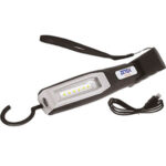 LAMPADE A LED RICARICABILI Lunghezza mm 240, con snodo per inclinare la lampada fino a 180°, gancio orientabile e magnete nella base. A batteria ricaricabile al litio (Li-ion) con cavo di carica USB, in dotazione. Con interruttore e indicatore livello di carica batteria. A luce frontale con 1 LED e a luce laterale con 6 LED SMD ultra chiari, con luminosità pari a 220 LUMEN. Autonomia 3,5 ore circa di uso continuo. led rechargeable cordless lights 4471ML