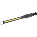 LAMPADE A LED RICARICABILI Lunghezza mm 375, con gancio in metallo e forte magnete nella base. A batteria ricaricabile al litio (Li-ion) con caricabatteria a 100/240 V, in dotazione. Ingresso carica USB. Con interruttore a rotella per regolare la luminosità e indicatore livello di carica batteria. POTENTE luce laterale a LED COB ultra chiari, con potenza pari a 10 W. Autonomia: a piena luce 2,5 ore circa/ a mezza luce 12 ore circa di uso continuo. led rechargeable cordless lights 4471PG