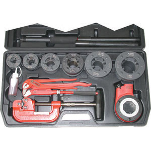 FILIERE PER TUBI CON CORREDO Filettatura Gas conica BSPT. Uso destro.<br>Completa di 1 tagliatubi da 2", 1 pinza regolabile da mm 250 e 1 giratubi da 1".<br>In robusta valigetta plastica. ratchet threaders with equipment 46G