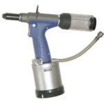 RIVETTATRICI OLEO-PNEUMATICHE Per rivetti in alluminio fino a Ø mm 6.<br>Per rivetti in rame, acciaio, acciaio INOX  fino a Ø mm 4,8. hydropneumatic-riveters 504GL
