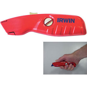 COLTELLI UNIVERSALI DI SICUREZZA Certificato TÜV. Doppia posizione della profondità della lama per utilizzo differenziato. Profilo smussato della lama per minimizzare la possibilità di infortuni. Impugnatura ergonomica in lega di alluminio. Con 1 lama trapezoidale BI-METALLICA a lunga durata e ad elevata flessibilità Art. O5233 AC. Lunghezza totale da chiuso mm 150. safety universal knives 5233AC