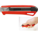 COLTELLI UNIVERSALI DI SICUREZZA Impugnatura in ABS, zigrinata e guide della lama in acciaio speciale. <br>Con 1 lama trapezoidale in acciaio. safety universal knives 5233A 150