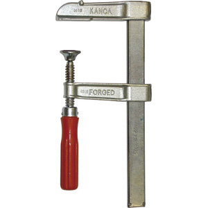 SERRAGIUNTI UNIVERSALI IN ACCIAIO Con impugnatura in legno. Profondità mm 120. Sezione asta mm 35x11. Pressione raggiungibile con apertura mm 150: c.ca 15000 N (1500 Kg), corrispondente a un momento torcente di 50 Nm. universal steeI bar clamps 5244GA 1200