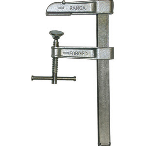 SERRAGIUNTI UNIVERSALI IN ACCIAIO Con impugnatura a leva scorrevole. Profondità mm 120. Sezione asta mm 35x11. Pressione raggiungibile con apertura mm 150: c.ca 15000 N (1500 Kg), corrispondente a un momento torcente di 50 Nm. universal steeI bar clamps 5244GE 1000