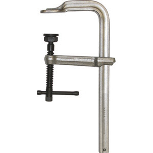 SERRAGIUNTI UNIVERSALI IN ACCIAIO Con impugnatura a leva scorrevole.<br>Tipo rinforzato.<br>Profondità mm 140. Sezione asta mm 30x15. Pressione raggiungibile con apertura mm 150: c.ca 15000 N (1500 Kg), corrispondente a un momento torcente di 50 Nm. universal steeI bar clamps 5245GME 1000