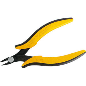 TRONCHESI PER ELETTRONICA E MECCANICA FINE Tipo a testa sottile per taglio laterale inclinato per fili di rame fino a Ø mm 0,81.<br>Taglienti senza smusso, molto affilati per lavori delicati, con minimo sforzo di taglio e in spazi ristretti. electronic and fine mechanics cutters 550H