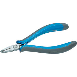 TRONCHESI PER ELETTRONICA E MECCANICA FINE Tipo per taglio obliquo, a taglienti stretti, ideale per lavori in spazi ristretti, per fili dolci in acciaio fino a <br>diametro mm 0,6 e fili di rame fino a diametro mm 0,8.<br>Taglienti senza smusso. electronic and fine mechanics cutters 557GP