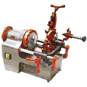 FILETTATRICI ELETTRICHE Dotazione:<br>1 Testa portapettini ad apertura manuale da 1/4" a 2".<br>2 Serie di 4 pettini da 1/2"- 3/4" e 1"- 2".<br>1 Tagliatubi a rotella, alesatore e olio da taglio. threading machines 55G