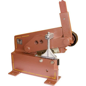 CESOIE A LEVA PER LAMIERE Modello indicato anche per il taglio di ferro quadro.<br>Con leva. plate and round steel shears 710G 1