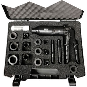 PUNZONATRICI IDRAULICHE PER LAMIERA IN ACCIAIO E ACCIAIO INOX Composizione:<br>1 punzonatrice completa Art. 760 GT 6 con 2 perni portapunzoni e distanziatore<br>1 coppia per misura punzoni e matrici Art. 760 GTB da mm 15,2 - 18,6 - 20,4 - 22,5 - 28,3- 30,5<br>Grasso<br>In valigetta. oil-hydraulic punchers for steel and stainless steel sheet 760GTC