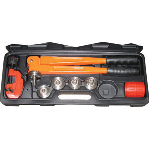 ESPANSORI PER TUBI Composizione:<br>4 Espansori Art. 775P da mm 12 - 14 - 18 - 22<br>1 Pinza Art. 775R<br>1 Tagliatubi Art. 1055GA<br>1 Fresa per svasare interno/esterno Art. 1080G<br>In cassetta. expanding tubes 775S