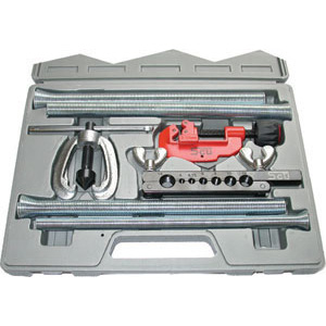 UTENSILI PER TUBI IN ASSORTIMENTO Composizione:<br>1 bordatore per tubi Art. 776 G<br>4 molle piegatubi da mm 10-12-14-16<br>1 tagliatubi da mm 3 a 32<br>Assortimento completo in valigetta plastica. tool for pipe sets 776GAE