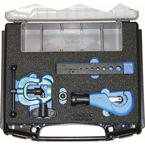 UTENSILI PER TUBI IN ASSORTIMENTO Composizione:<br>1 bordatore per tubi Art. 776 GAB<br>1 tagliatubi ad avanzamento automatico per tubi Ø mm 3 a 35<br>Assortimento completo in cassetta. tool for pipe sets 776GAH