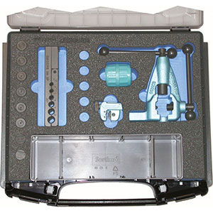 BORDATORI DOPPI IN ASSORTIMENTO Composizione:<br>1 corpo base<br>1 pressore a 90°<br>1 pressore a 180° <br>6 punzoni da mm 4,75 - 5 - 6 - 8 - 9 - 10<br>1 morsetto di serraggio per tubi Ø mm 4,75 - 5 - 6 - 8 - 9 - 10<br>1 tagliatubi per tubi Ø mm 4 a 16<br>1 fresa per svasare interno/esterno tubi Ø mm 4 a 32<br>Assortimento completo in cassetta. flaring tools sets 776GMA