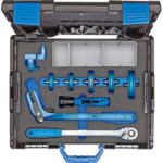 CURVATUBI PER METALLI LEGGERI Composizione:<br>5 matrici con guida Art. 780 PA per tubi Ø esterno da mm: 6 - 8 - 10 - 12 - 15<br>1 asta curvatubi Art. 780 PB<br>1 leva a cricco lunga, attacco quadro 1/2" Art. 970 RU<br>1 accessorio porta-matrici Art. 780 PBL<br>1 tagliatubi per tubi Ø mm 3 a 35.<br>In cassetta. tubing benders 780P 1