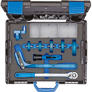 CURVATUBI PER METALLI LEGGERI Composizione:<br>5 matrici con guida Art. 780 PA per tubi Ø esterno da mm: 6 - 8 - 10 - 12 - 15<br>1 asta curvatubi Art. 780 PB<br>1 leva a cricco lunga, attacco quadro 1/2" Art. 970 RU<br>1 accessorio porta-matrici Art. 780 PBL<br>1 tagliatubi per tubi Ø mm 3 a 35.<br>In cassetta. tubing benders 780P 1