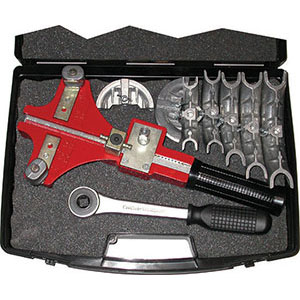 CURVATUBI PER METALLI LEGGERI Con 7 matrici per tubi con Ø esterno da mm: 10-12-14-16-18-20-22.<br>In valigetta plastica. tubing benders 783A