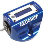 DISPOSITIVI DI TARATURA ELETTRONICI Corpo in alluminio con grande display OLED retroilluminato.<br>Fissabile al piano. Scala in Nm, lbf.in e lbf.ft. Tolleranza: ± 1% per ogni valore della scala, ± 1 digit. Accensione automatica quando l'utensile da tarare é inserito nel dispositivo e spegnimento automatico dopo un periodo di non utilizzo. Fornito di certificato di fabbrica e uscita dati tramite USB. Con cavo USB di alimentazione da 2 Ah, lunghezza 2 m ca. electronic torque wrench testers 793GEA