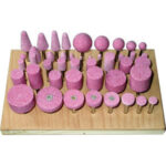 MOLE ROTATIVE IN ASSORTIMENTI Contenuto: 1 mola per tipo dei seguenti articoli:<br>7861 G: 13x3 16x4 20x6 25x6 25x10 32x8 40x10<br>7855 G: 40x20 32x32 32x20 25x32 25x25 25x20 20x40 20x32 20x25 20x20 16x32 16x20 16x16 13x20 13x13 10x32 10x20 10x10 8x16 8x10 6x10 5x10 4x8 3x6<br>7859 G: 8x16 10x20 13x20 20x32<br>7860 G: 10 13 16 20 25 32<br>7856 G: 16x32 16x40 20x32 20x40<br>L’assortimento su supporto legno. mounted points-assortments 8105G