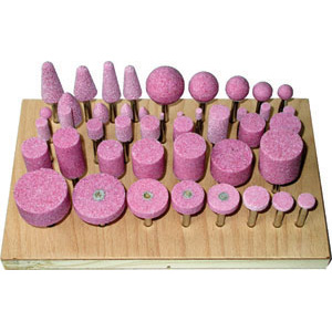 MOLE ROTATIVE IN ASSORTIMENTI Contenuto: 1 mola per tipo dei seguenti articoli:<br>7861 G: 13x3 16x4 20x6 25x6 25x10 32x8 40x10<br>7855 G: 40x20 32x32 32x20 25x32 25x25 25x20 20x40 20x32 20x25 20x20 16x32 16x20 16x16 13x20 13x13 10x32 10x20 10x10 8x16 8x10 6x10 5x10 4x8 3x6<br>7859 G: 8x16 10x20 13x20 20x32<br>7860 G: 10 13 16 20 25 32<br>7856 G: 16x32 16x40 20x32 20x40<br>L’assortimento su supporto legno. mounted points-assortments 8105G