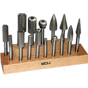 FRESE ROTATIVE IN ASSORTIMENTO Composizione: 1 fresa per tipo Art. 7992 B 6,10,12,15 - 7992 F 6,10,15 - 7992 P 6,10,15 - 7992 S 6,10,15 - 7992 V 6,10,15.<br>L’assortimento su supporto legno. burrs sets 8117