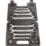 CHIAVI FISSE E A CRICCHETTO COMBINATE IN SERIE Confezione in robusta cassetta plastica.<br>Serie di 8 chiavi Art. 879 GE da mm 8-10-12-13-15-17-18-19.<br>1 adattatore per inserti attacco esagonale da 1/4", da usare in combinazione con la chiave Art. 879 GE mm 10<br>1 adattatore per bussole attacco quadro da 1/4", da usare in combinazione con la chiave Art. 879 GE mm 10<br>1 adattatore per bussole attacco quadro da 3/8", da usare in combinazione con la chiave Art. 879 GE mm 13<br>1 adattatore per bussole attacco quadro da 1/2", da usare in combinazione con la chiave Art. 879 GE mm 19. combination open and ratchet-ring spanners sets 879GFT