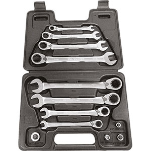 CHIAVI FISSE E A CRICCHETTO COMBINATE IN SERIE Confezione in robusta cassetta plastica.<br>Serie di 8 chiavi Art. 879 GE da mm 8-10-12-13-15-17-18-19.<br>1 adattatore per inserti attacco esagonale da 1/4", da usare in combinazione con la chiave Art. 879 GE mm 10<br>1 adattatore per bussole attacco quadro da 1/4", da usare in combinazione con la chiave Art. 879 GE mm 10<br>1 adattatore per bussole attacco quadro da 3/8", da usare in combinazione con la chiave Art. 879 GE mm 13<br>1 adattatore per bussole attacco quadro da 1/2", da usare in combinazione con la chiave Art. 879 GE mm 19. combination open and ratchet-ring spanners sets 879GFT