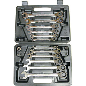 CHIAVI FISSE E A CRICCHETTO COMBINATE IN SERIE Confezione in robusta cassetta plastica.<br>Serie di 12 chiavi Art. 879 GE da mm 8-9-10-11-12-13-14-15-16-17-18-19.<br>1 adattatore per inserti attacco esagonale da 1/4", da usare in combinazione con la chiave Art. 879 GE mm 10<br>1 adattatore per bussole attacco quadro da 1/4", da usare in combinazione con la chiave Art. 879 GE mm 10<br>1 adattatore per bussole attacco quadro da 3/8", da usare in combinazione con la chiave Art. 879 GE mm 13<br>1 adattatore per bussole attacco quadro da 1/2", da usare in combinazione con la chiave Art. 879 GE mm 19. combination open and ratchet-ring spanners sets 879GH