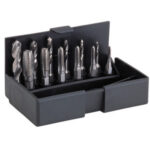 MASCHI CORTI E MASCHI A MANO IN ASSORTIMENTO Contenuto:<br>1 pz. per misura maschi Art. 9092 Ø mm 3-4-5-6-8-10<br>1 pz. per misura punte Art. 8665 Ø mm 2,5-3,3-4,2-5-6,8-8,5<br>1 pz. attacco magnetico da 1/4 esagonale . <br>In astuccio di plastica. threading bits and hand taps in sets 9093