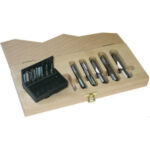 MASCHI CORTI E MASCHI A MANO IN ASSORTIMENTO Contenuto:<br>1 pz. per misura maschi Art. 9092 Ø mm 3-4-5-6-8-10<br>1 pz. per misura maschi Art. 9092 L Ø mm 12-14-16-18-20<br>In cassetta. threading bits and hand taps in sets 9093A