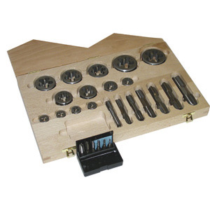 MASCHI CORTI E MASCHI A MANO IN ASSORTIMENTO Contenuto:<br>1 pz. per misura maschi Art. 9092 Ø mm 3-4-5-6-8-10<br>1 pz. per misura maschi Art. 9092 L Ø mm 12-14-16-18-20-22-24<br>1 pz. per misura filiere Art. 9350 G Ø mm 3-4-5-6-8-10-12-14-16-18-20-22-24<br>In cassetta. threading bits and hand taps in sets 9093R