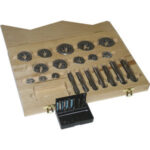 MASCHI CORTI E MASCHI A MANO IN ASSORTIMENTO Contenuto:<br>1 pz. per misura maschi Art. 9092 B Ø x passo mm 4x0,5 - 5x0,5 -6x0,75 - 8x0,75 - 8x1 - 10x1<br>1 pz. per misura maschi Art. 9092 P Ø x passo mm 12x1 - 12x1,5 - 14x1,25 - 14x1,5 - 16x1,5 - 18x1,5 - 20x1,5<br>1 pz. per misura filiere Art. 9357 G Ø x passo mm 4x0,5 - 5x0,5 -6x0,75 - 8x0,75 - 8x1 - 10x1 - 12x1 - 12x1,5 - 14x1,25 - 14x1,5 - 16x1,5 - 18x1,5 - 20x1,5<br>In cassetta. threading bits and hand taps in sets 9093T